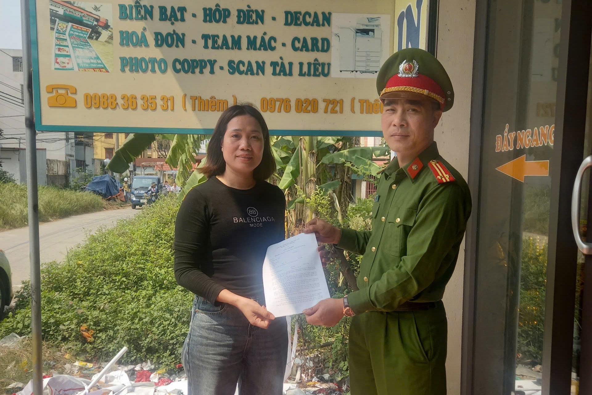 Công an xã Thượng Hồng tuyên truyền pháp luật và ký cam kết đối với các cơ sở kinh doanh in ấn, sao chép tài liệu